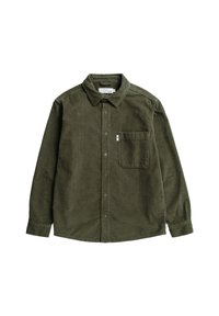 Chemise en velours côtelé vert olive à manches longues, avec un bouton à l'avant et une poche poitrine unique. Elle présente un col classique et un tissu texturé.