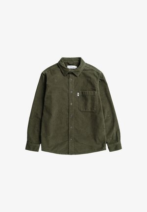 Olijfgroene corduroy blouse met lange mouwen, knoopsluiting aan de voorkant en een enkele borstzak. Voorzien van een klassiek kraag en een gestructureerde stof.