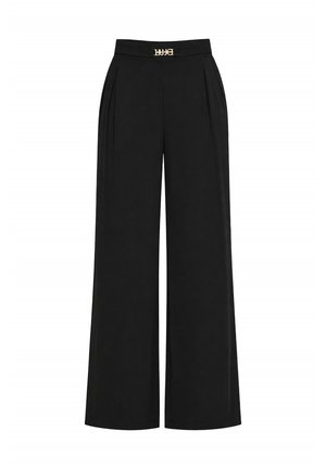 Pantaloni neri a vita alta con ampie gambe, pince frontali e piccolo logo dorato del marchio "LUJO" sulla vita.