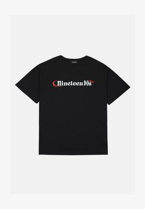 Must läikiv must T-särk, mis on valmistatud puuvillast, lühikeste varrukatega, mille esiküljel on julgelt valge ja punane tekst "Nineteen 90s".