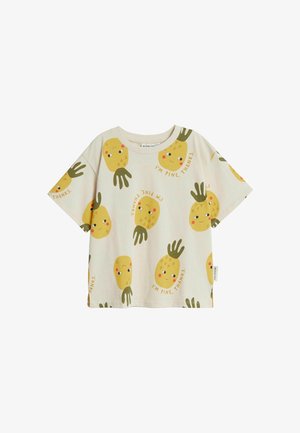 Kortærmet beige børnet-shirt med smilende ananas og grønne blade, med teksten "I'M PINE, THANKS." gentaget på stoffet.