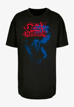 Fekete pamut póló, amelyen egy figura látható kék háttér előtt, fölötte piros betűkkel az "OZZY OSBOURNE" felirattal.