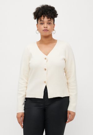 Helle Creme Strickjacke mit V-Ausschnitt, langen Ärmeln und vier goldenen Knöpfen an der Vorderseite. Textilstruktur mit leicht verkürztem Saum.