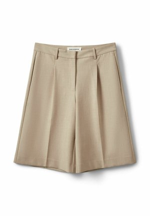 Beežid põlveni ulatuvad kohandatud lühikesed püksid, millel on vööaasad, esiteljed ja peidetud eesmine kinnis valgel taustal.