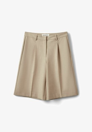 Beige knælange skræddersyede shorts med bæltestropper, forreste læg og skjult frontlåsning på hvid baggrund.
