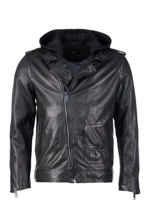 Czarna skórzana kurtka z odpinanym czarnym kapturem, ukośnym zamkiem błyskawicznym i dwoma przednimi kieszeniami, charakteryzująca się gładką fakturą i dopasowanym krojem.