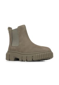Bottines Chelsea en daim vert olive, avec des panneaux latéraux élastiques, une semelle en caoutchouc épaisse avec des rainures, et une languette à l'arrière pour un enfilage facile.