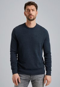 Marineblauer Strickpullover mit Rundhalsausschnitt, strukturiertem Muster und langen Ärmeln. Merkmale ein kleines, dezentes Logo auf der Brust.