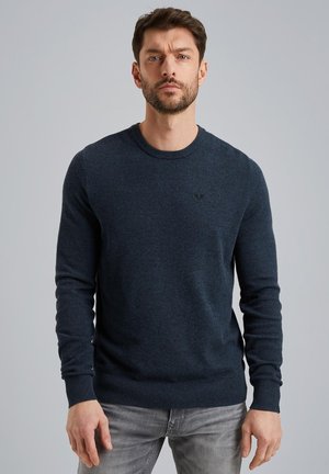 Marineblauer Strickpullover mit Rundhalsausschnitt, strukturiertem Muster und langen Ärmeln. Merkmale ein kleines, dezentes Logo auf der Brust.