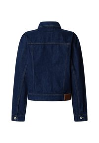 Σκούρο μπλε τζάκετ από τζιν με γιακά, μακριά μανίκια και κοντή γραμμή. Διαθέτει αντίθετη ραφή και δερμάτινη λεπτομέρεια στη χαμηλή πλάτη.