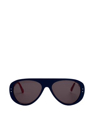 Ciemnoniebieskie duże okulary przeciwsłoneczne typu aviator z przyciemnianymi szkłami i czerwonymi zausznikami, pokazane na białym tle.