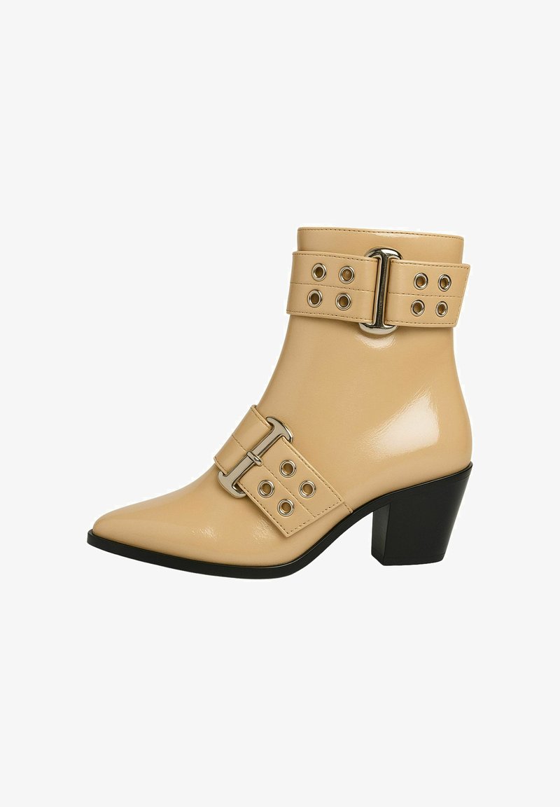 Stivale alla caviglia in pelle lucida beige, punta appuntita, tacco a blocco, fibbia decorativa con occhielli, cinturino alla caviglia con dettagli in metallo.