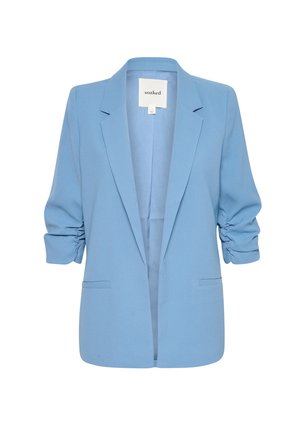 Světle modrý blazer s přiléhavým střihem, měkkou tkaninou, otevřeným předním dílem a nařasenými rukávy tří čtvrtin. Obsahuje dvě boční kapsy.