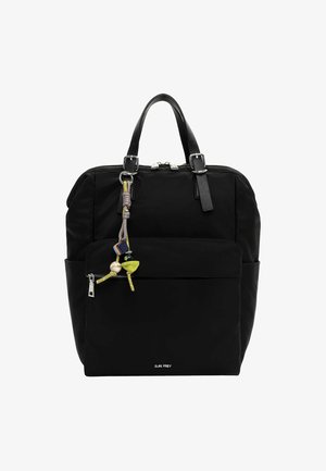 Czarny plecak z górnymi uchwytami, przednią kieszenią na suwak, dekoracyjnym sznurkiem z kolorowymi koralikami oraz nazwą marki "Suri Frey" z przodu.