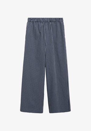 Marine blå vidde bukser med lodrette hvide striber, elastisk talje og blødt stof. Har et løstsiddende design og er ankellange.