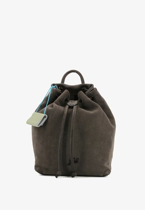 Borsa in suede marrone con coulisse, piccolo tag verde e dettaglio blu. Presenta una forma arrotondata e un manico robusto nella parte superiore.