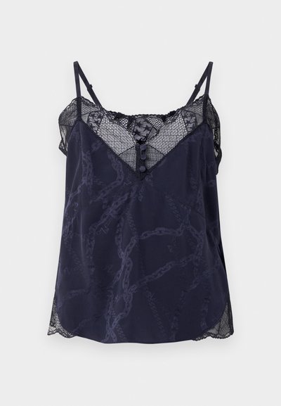 Camiseta de tirantes marinera con ribete de encaje y bordes ondulados, que presenta un patrón geométrico y un detalle de botones en el escote. Textura de tela suave.