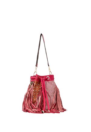 Geantă bucket roz și maro cu franjuri, piele cu ținte, panou din tweed și o curea lungă de umăr reglabilă.