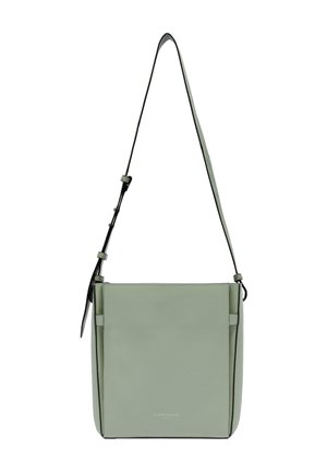 Hellgrüne Leder-Crossbody-Tasche mit glatter Oberfläche, rechteckiger Form und einem schwarzen, verstellbaren Tragegurt. Besitzt dezent auf der Vorderseite eine Markenkennzeichnung.