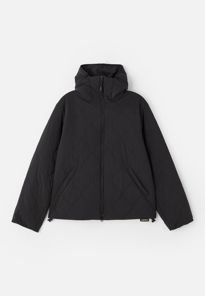 Juodas suktinis švarkas su gobtuvu, turintis priekinius užtrauktukus, šonines kišenes ir lygų paviršių. Dizainas apima bangų pavidalo raštus.