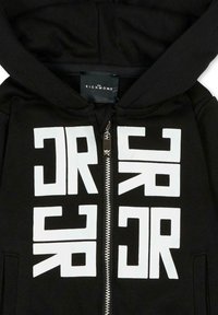 Czarna bluza z kapturem z dużym białym nadrukiem na przodzie, pełnym zamkiem błyskawicznym i miękką fakturą. Metka z napisem "Richmond".