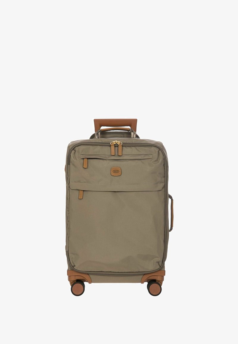 Valigia a rotelle in tessuto verde oliva con una maniglia superiore e dettagli in pelle beige. Presenta due zip frontali e quattro ruote per la mobilità.