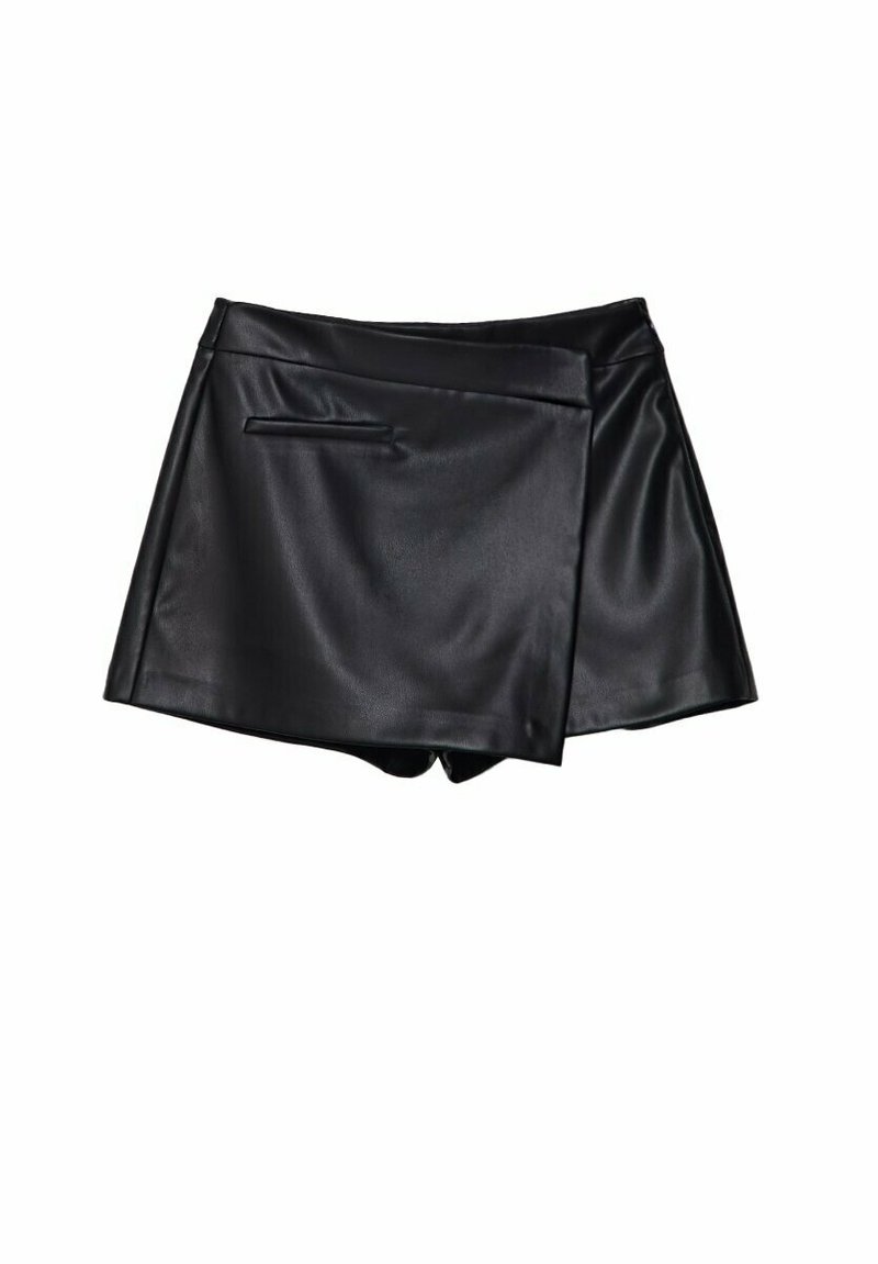 Gonna avvolgente nera in finta pelle con tasca laterale, caratterizzata da un design strutturato e una texture liscia. Lunghezza corta, stile minimalista.