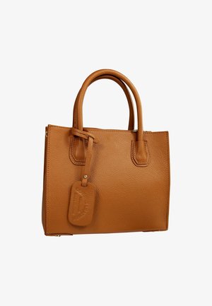 Tan leren handtas met een gestructureerde, rechthoekige vorm, twee ronde handvatten, een afneembare tag en een gestructureerde afwerking.