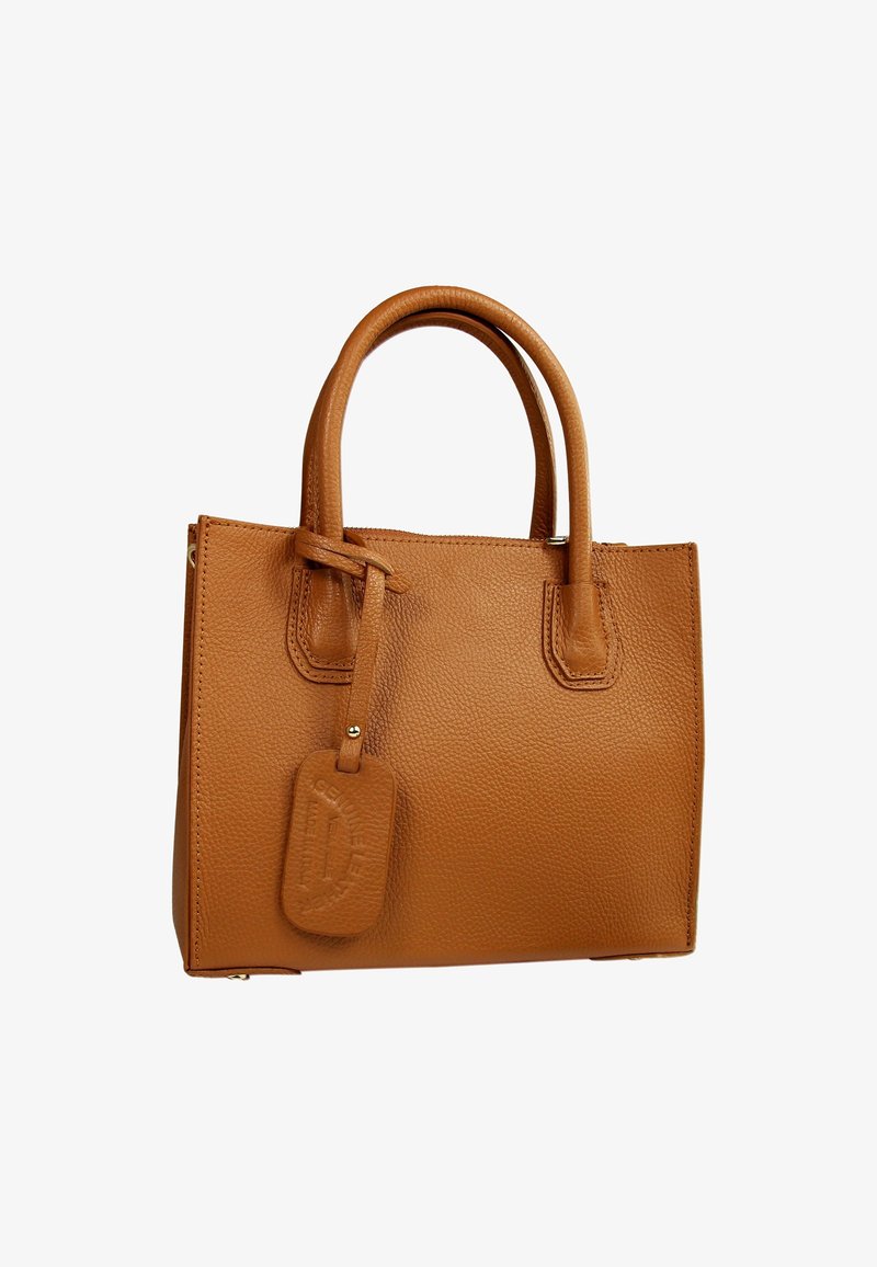 Sac à main en cuir tan avec une finition texturée, deux poignées arrondies, une étiquette détachable et une forme rectangulaire structurée.