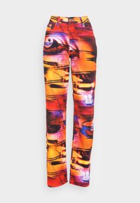 Calças de ganga multicoloridas com um padrão abstrato vibrante em laranja, vermelho e azul, com um corte regular e fecho padrão de zip e botão.