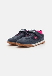 Marine sportieve schoenen met synthetisch bovenwerk en ademende mesh accenten. Voorzien van roze details, een klittenbandsluiting en een rubberen buitenzool.
