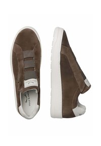 Sneaker in suede marrone con fasce elastiche, suole in gomma bianca e un sottile dettaglio bianco. L'interno presenta una stampa con il logo.
