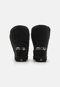 Stivali alla caviglia in suede nero con forma arrotondata, bordo intrecciato e dettagli brandizzati. Taglia 37 indicata sul tacco.