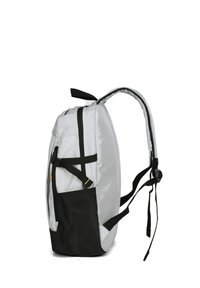 Lo zaino presenta un corpo in nylon grigio con fondo nero, spallacci regolabili, una tasca laterale e una cerniera frontale; design leggero e funzionale.