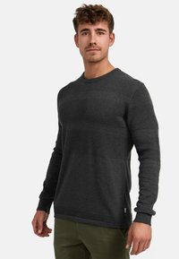 Dunkelgrauer Pullover mit einem strukturierten Muster, Rundhalsausschnitt und ribbelten Bündchen. Verfügt über einen geraden Schnitt und subtile, kontrastierende Bänder im Design.