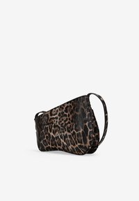 Bolso de mano con estampado de leopardo, fabricado en material sintético suave. Presenta un diseño elegante y curvado con una sola correa y un cierre de cremallera.