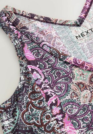 Robe ample multicolore ornée de motifs paisley complexes en violet, turquoise et marron. Tissu doux avec un col large.