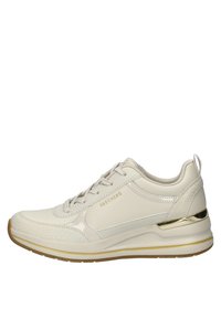 Zapatillas Skechers en cuero beige claro, con punta texturizada, acentos dorados y una suela acolchada para mayor comodidad y soporte.