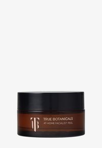 Amberkleurig glazen potje met een zwarte deksel, voorzien van het etiket "True Botanicals At-Home Facialist Peel" in gouden tekst. Gladde oppervlak, ronde vorm.