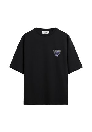 Svart T-skjorte med korte ermer, rund hals og liten lilla slangegrafikk samt tekst på venstre brystområde.