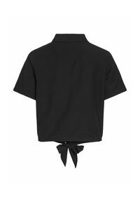 Čierna skrátená košeľa s krátkym rukávom a golierom, so zaväzovaním na zadnej strane. Vyrobená z hladkej látky s jednoduchým, jednofarebným dizajnom.