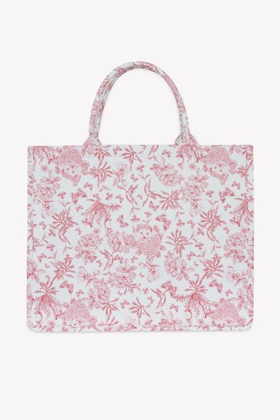 Άσπρη τσάντα tote με ροζ ανθικό σχέδιο, διαθέτει δύο ανθεκτικές λαβές και ορθογώνιο σχήμα, κατασκευασμένη από ελαφρύ ύφασμα.