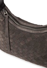 Grå vävd mocka axelväska med ett slätt läderrem, utrustad med stängning i form av blixtlås på toppen och elegant metallisk dragkedjedetalj.