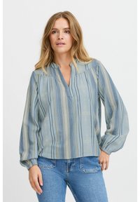 Blusa a righe blu chiaro con scollo a V, maniche lunghe a sbuffo e motivi sottili. Realizzata in un tessuto leggero, presenta polsini elastici.