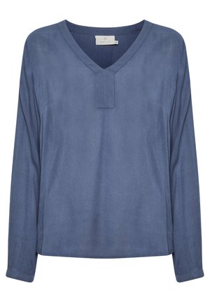 Blusa azul de manga larga con escote en V. Fabricada en tela suave, cuenta con un pequeño pliegue y un corte relajado. Sin patrones visibles ni herrajes.