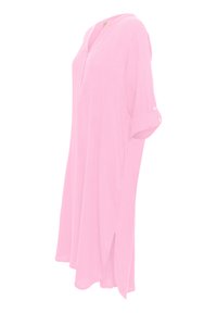 Gaiši rozā kleita izgatavota no teksturēta auduma, ar apkakli, pogām aizdari pie piedurknēm un sānu izgriezumiem brīvākai kustībai.