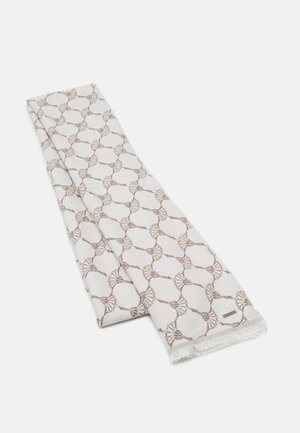 Weißer Stoffschal mit hellbraunem geometrischem Muster und fransigen Rändern, ordentlich gefaltet auf weißem Hintergrund.