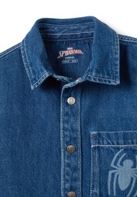 Blauwe denim shirt met een kraag, zilveren knopen, een klein borstzakje en een spinnelogo dat vaag op het zakje gedrukt staat.