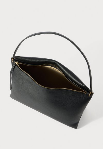 Črna usnjena torbica z gladko, teksturirano površino, zadrgo in enojnim trakom. Notranjost je bež. Klasičen, minimalističen dizajn.