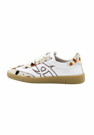 - Sneakersy niskie